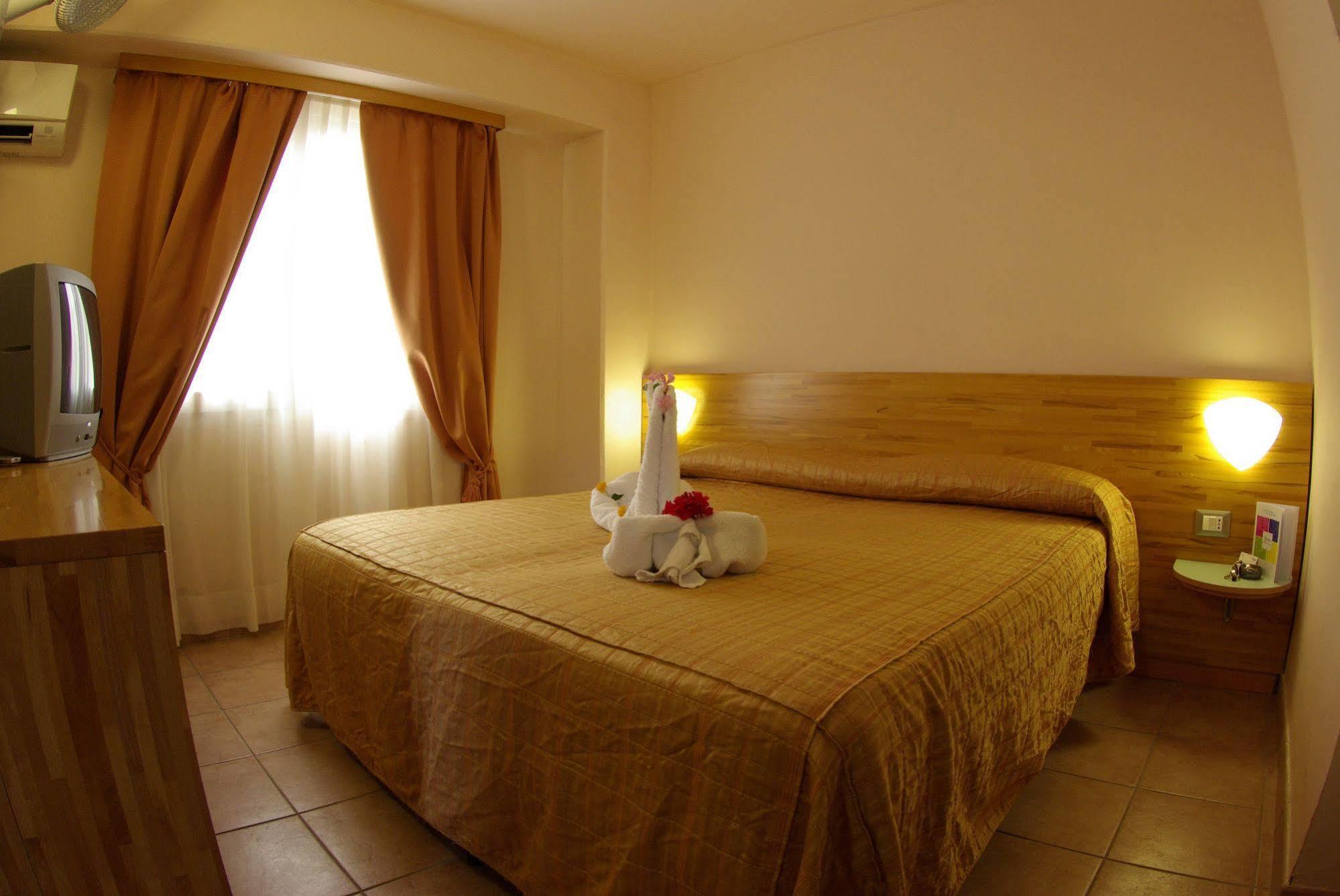 Villaggio Albatros Resort Лезина Екстериор снимка