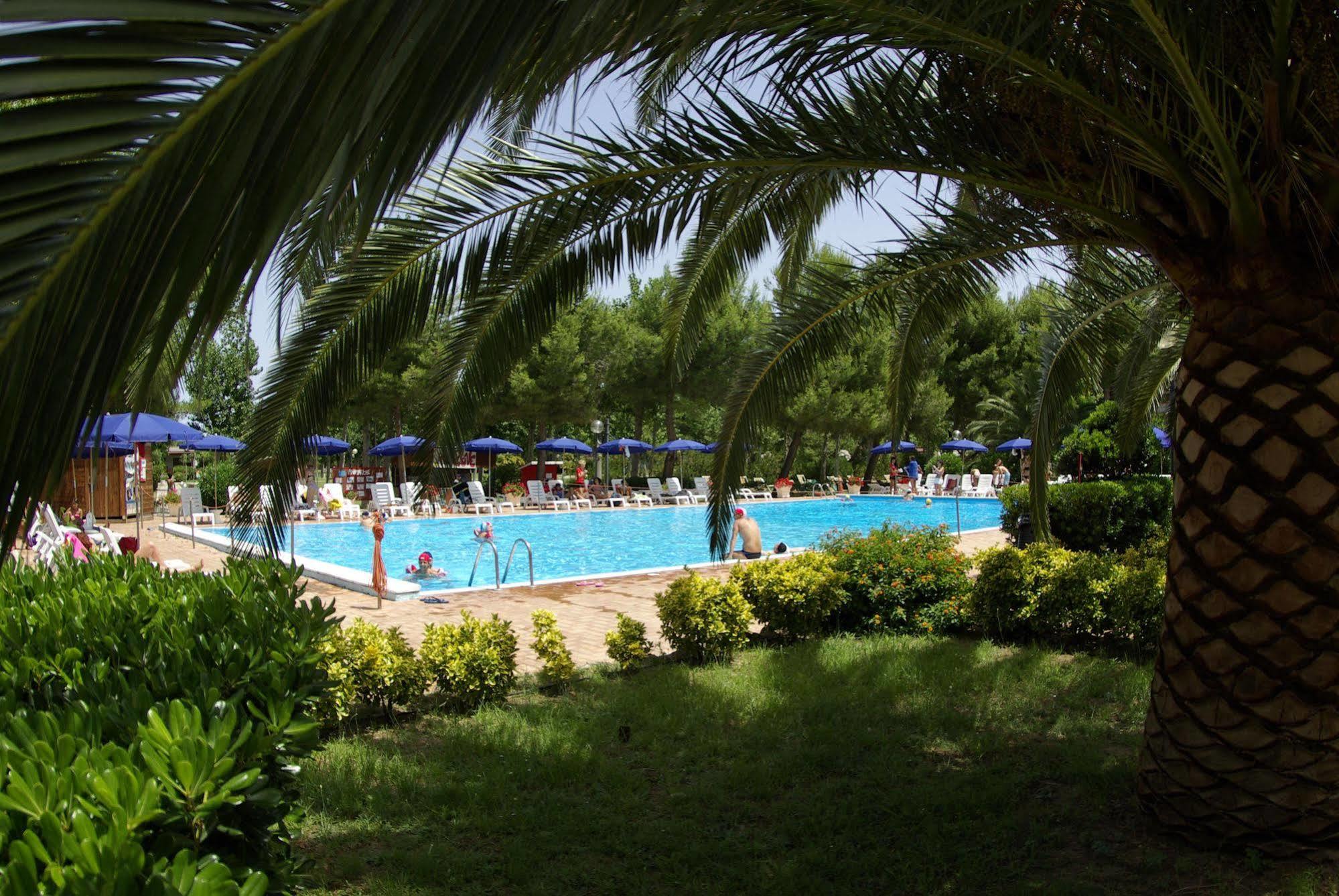 Villaggio Albatros Resort Лезина Екстериор снимка