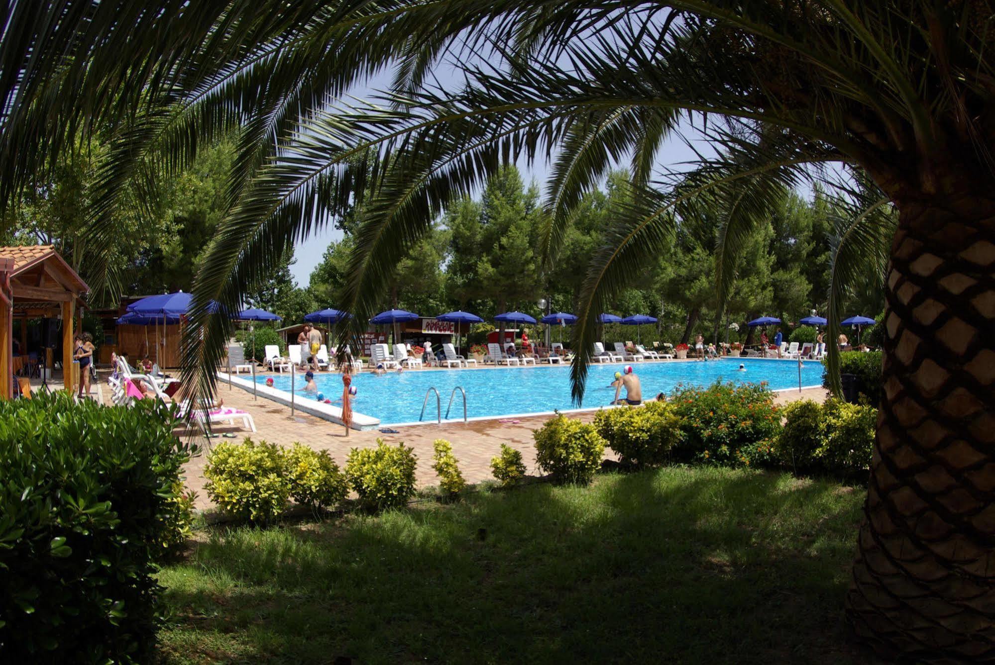 Villaggio Albatros Resort Лезина Екстериор снимка