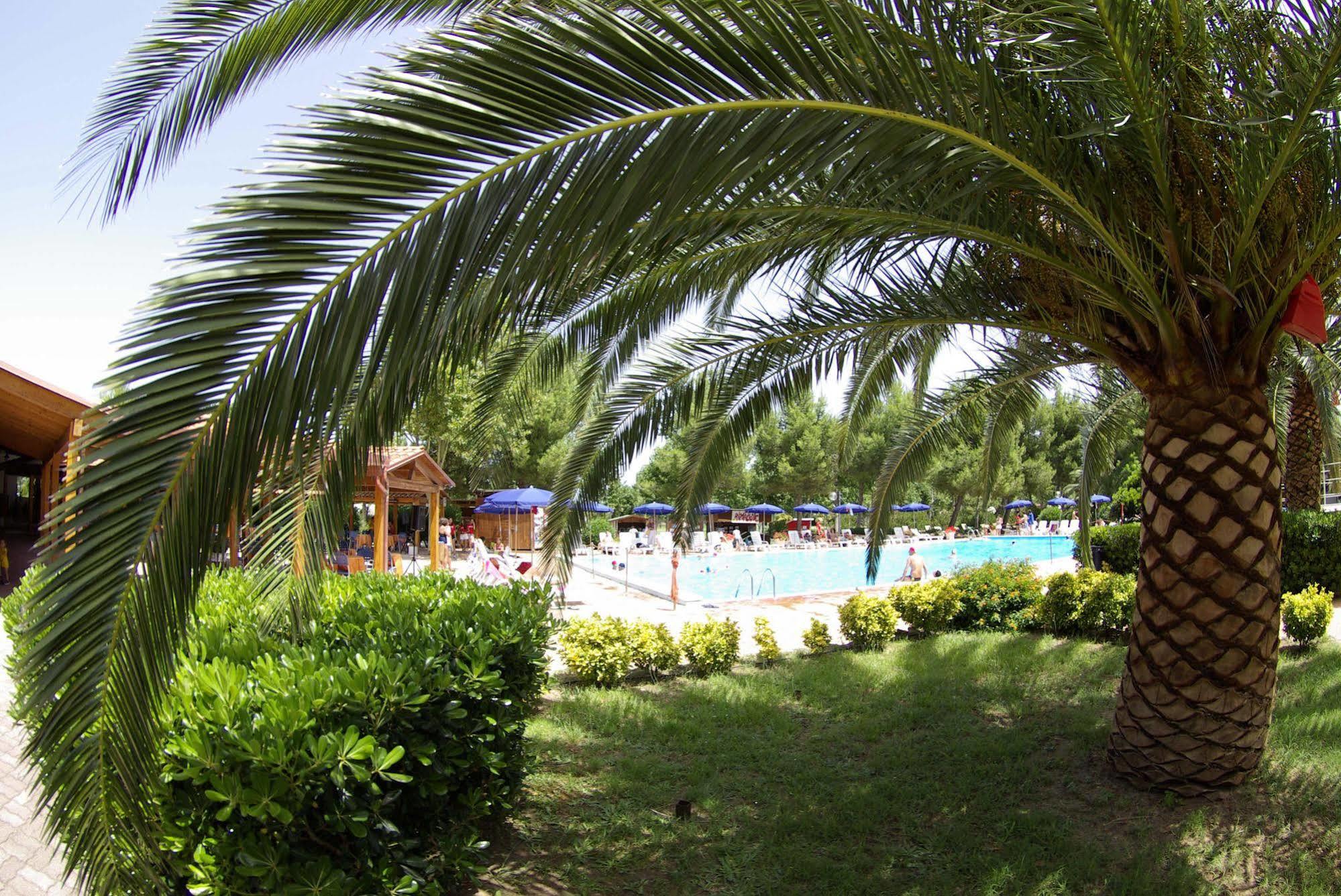 Villaggio Albatros Resort Лезина Екстериор снимка